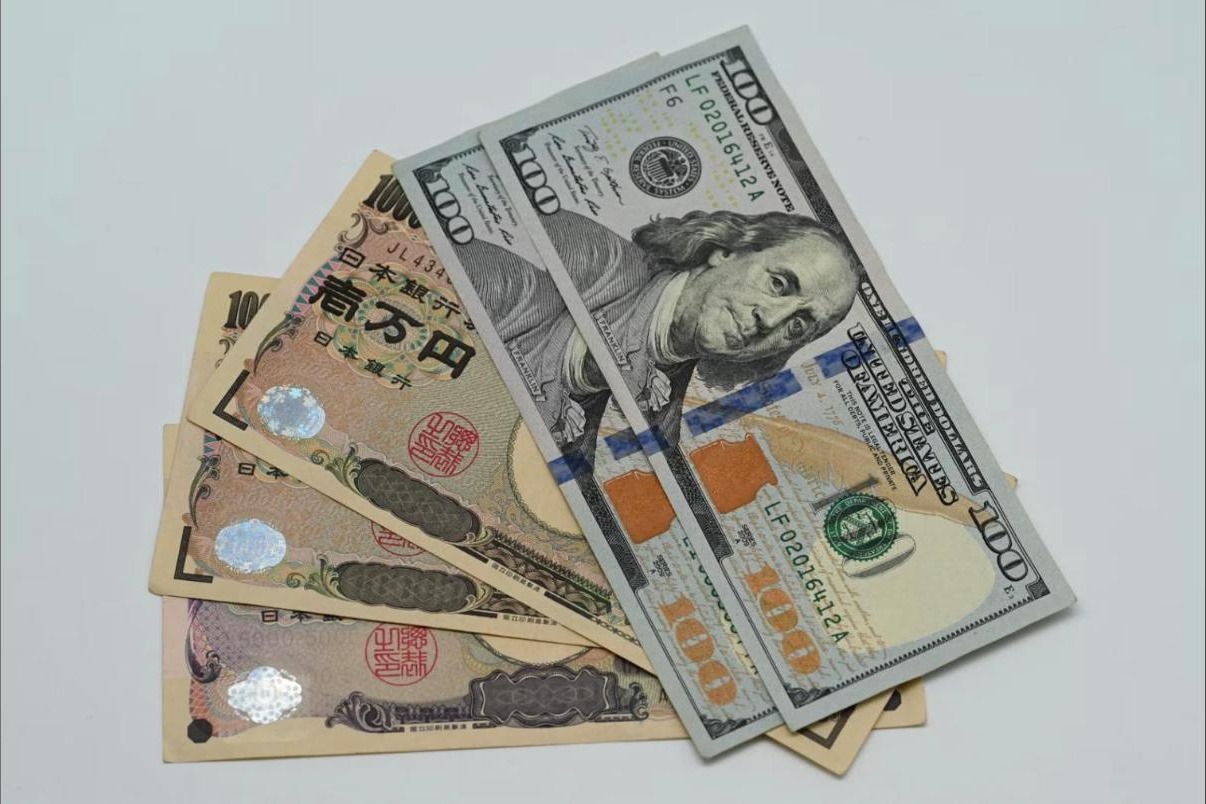 Japanese yen and US dollar banknotes side by side