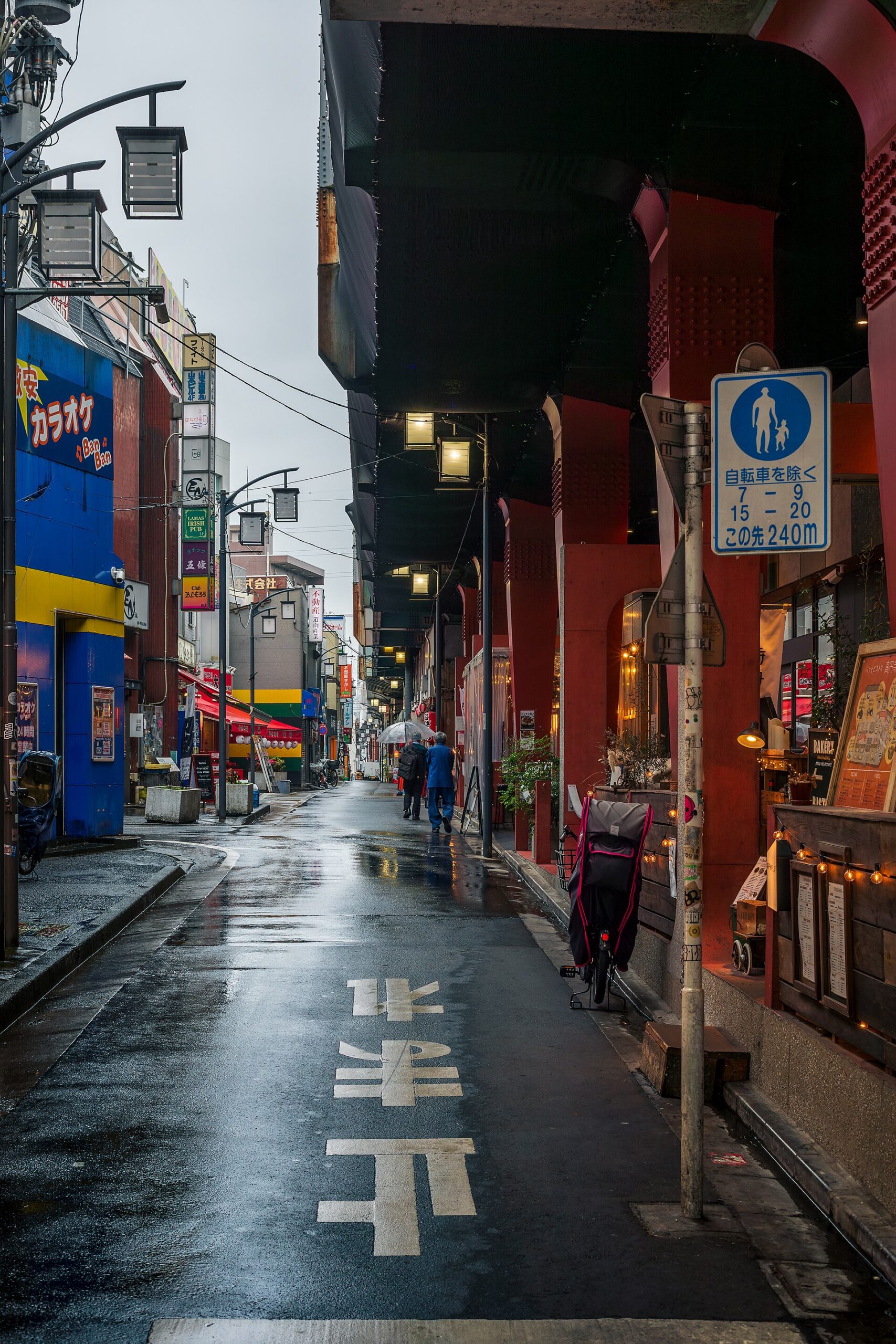 A back alley in Koenji-minami beside the Chuo-Sobu line
